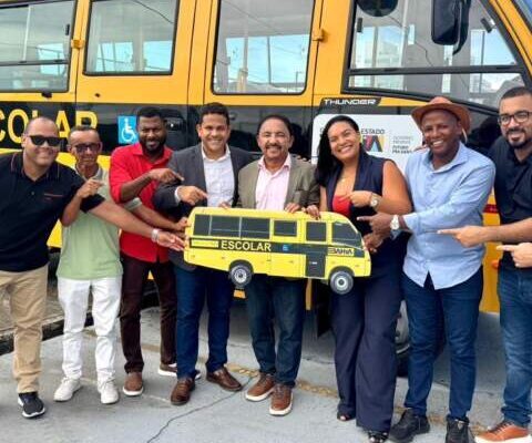 Imagem do post Prefeito de Camamu comemora chegada de novo ônibus escolar e agradece deputado Roberto Carlos
