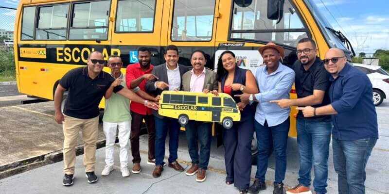 Prefeito de Camamu comemora chegada de novo ônibus escolar e agradece deputado Roberto Carlos