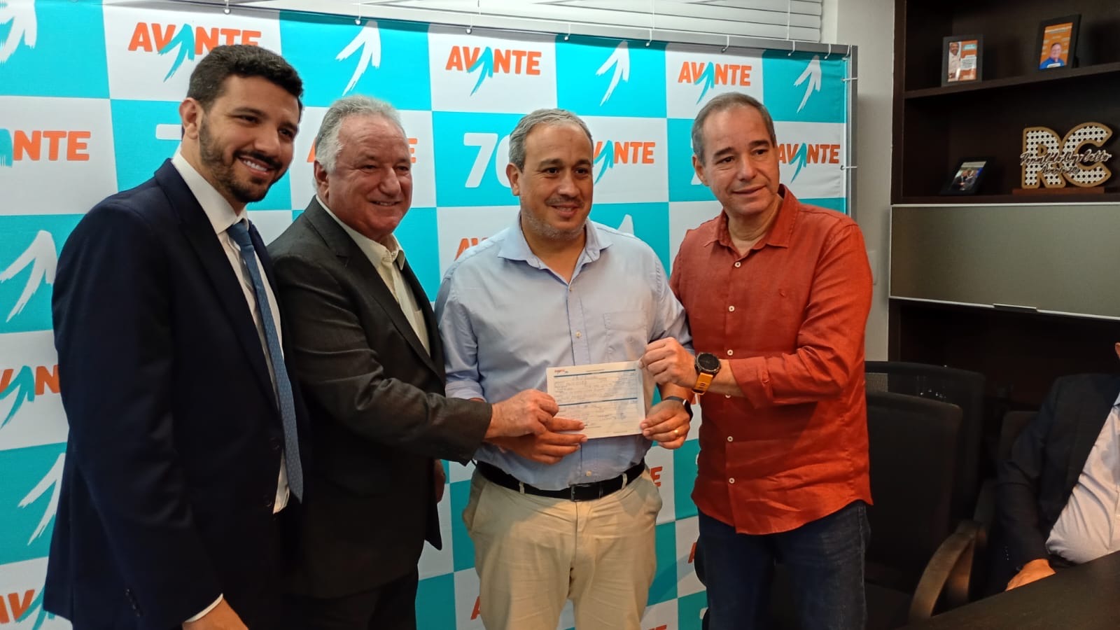 Vitor Azevedo oficializa ida para o Avante e fecha aliança com Jerônimo