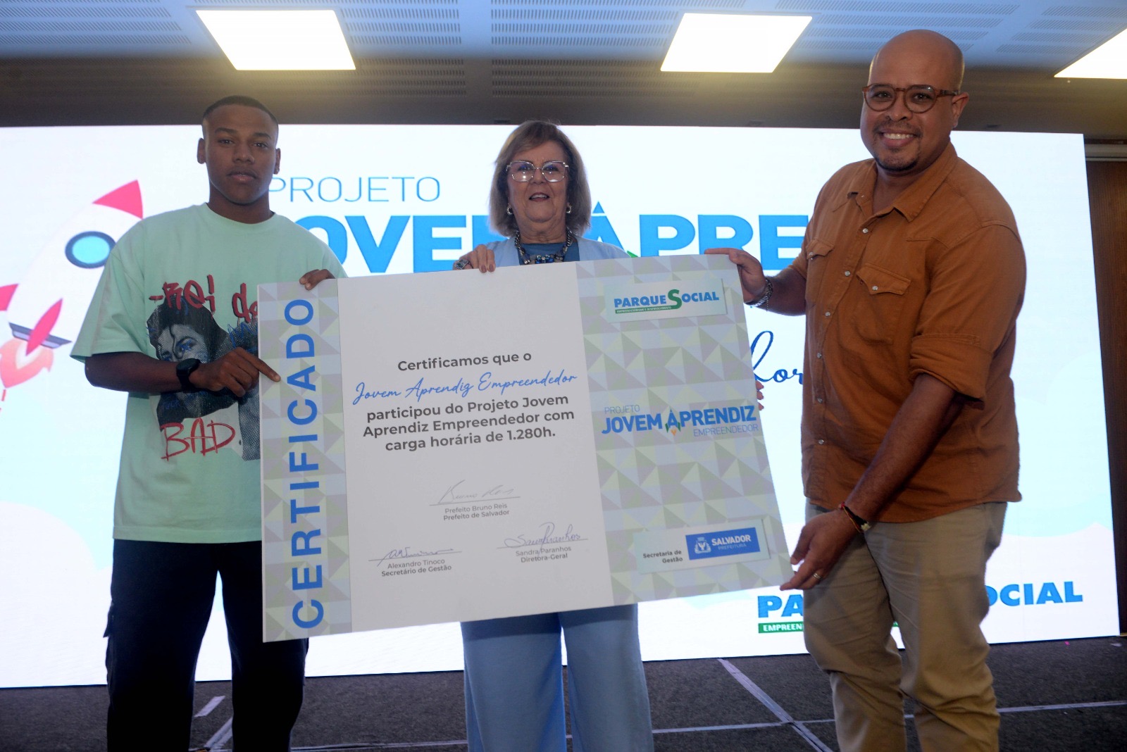 Aprendiz: Prefeitura de Salvador entrega certificados, tablets e viagem para São Paulo a 500 jovens