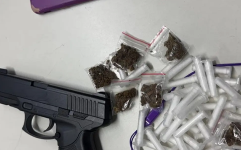 Imagem do post Suspeito é preso com drogas e simulacro de arma no Lobato, em Salvador