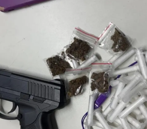 Imagem do post Suspeito é preso com drogas e simulacro de arma no Lobato, em Salvador