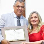 Ivana Bastos destaca trajetória de Jeandro Ribeiro ao receber título de Cidadão Baiano