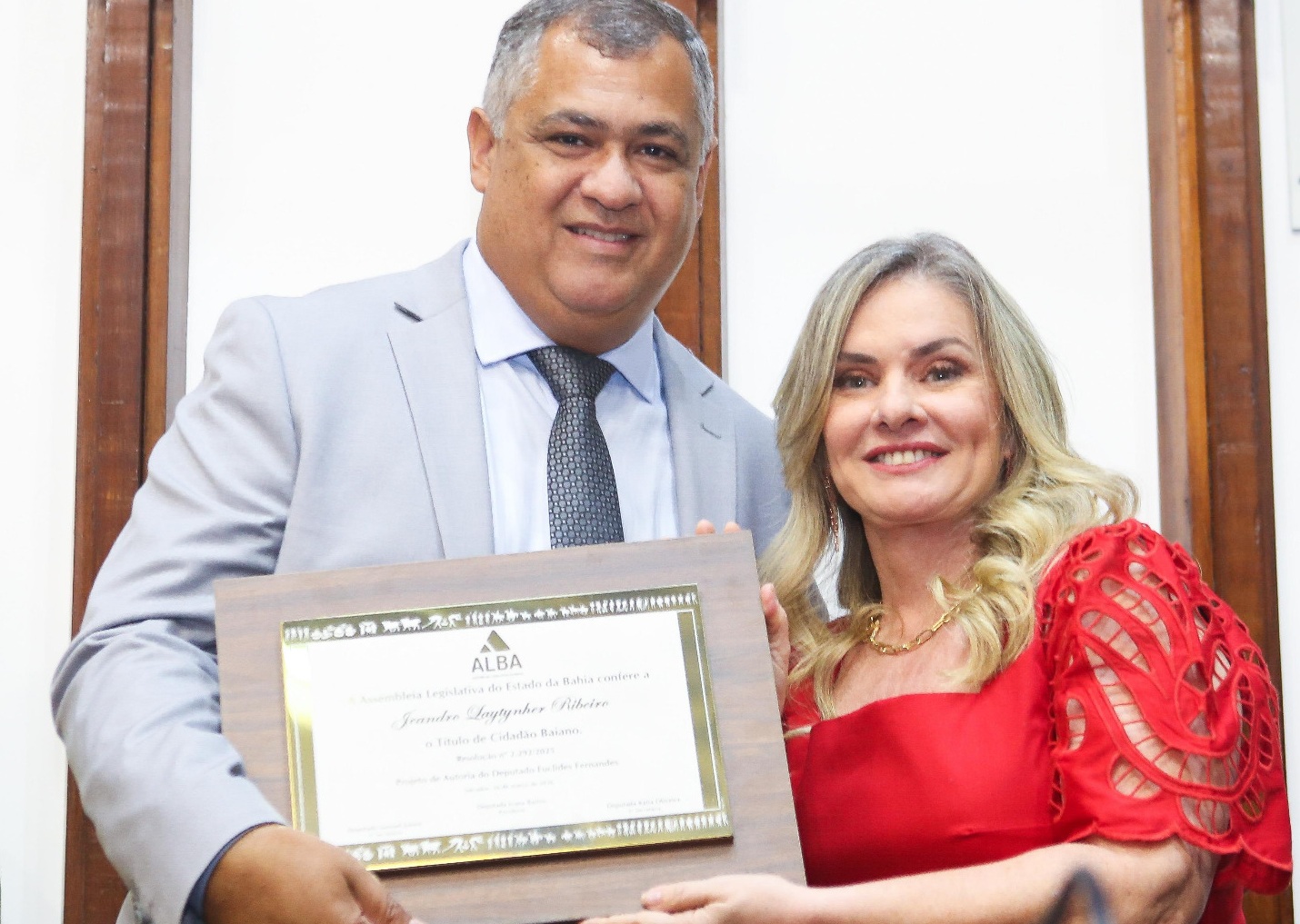 Ivana Bastos destaca trajetória de Jeandro Ribeiro ao receber título de Cidadão Baiano