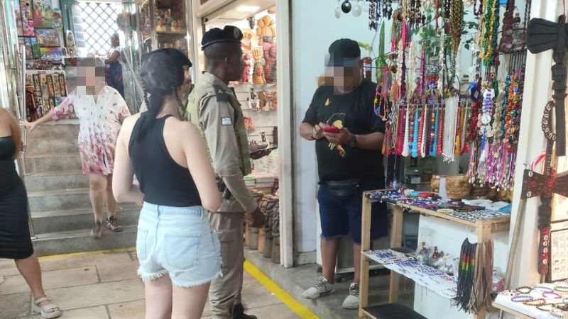 Turistas chamam a PM após comerciante cobrar R$ 200 por duas pimentas no Mercado Modelo
