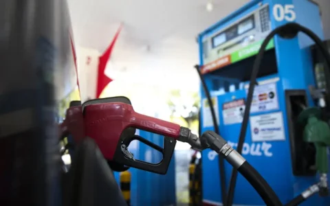 Imagem do post Governo anuncia corte de impostos e subsídio ao diesel após disparada do petróleo