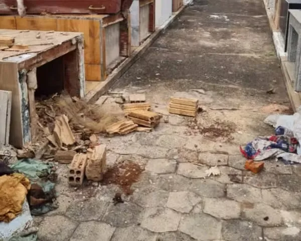 Corpo de jovem é incendiado após criminosos violarem túmulo em cemitério