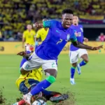 Alerta na Seleção! Vini Jr. aparece mancando e vira dúvida para amistoso contra a Croácia