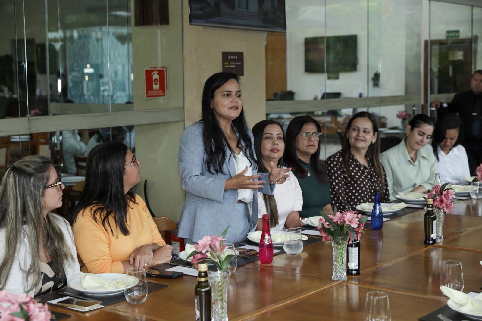 Débora Regis reúne lideranças femininas e discute ações para eleições