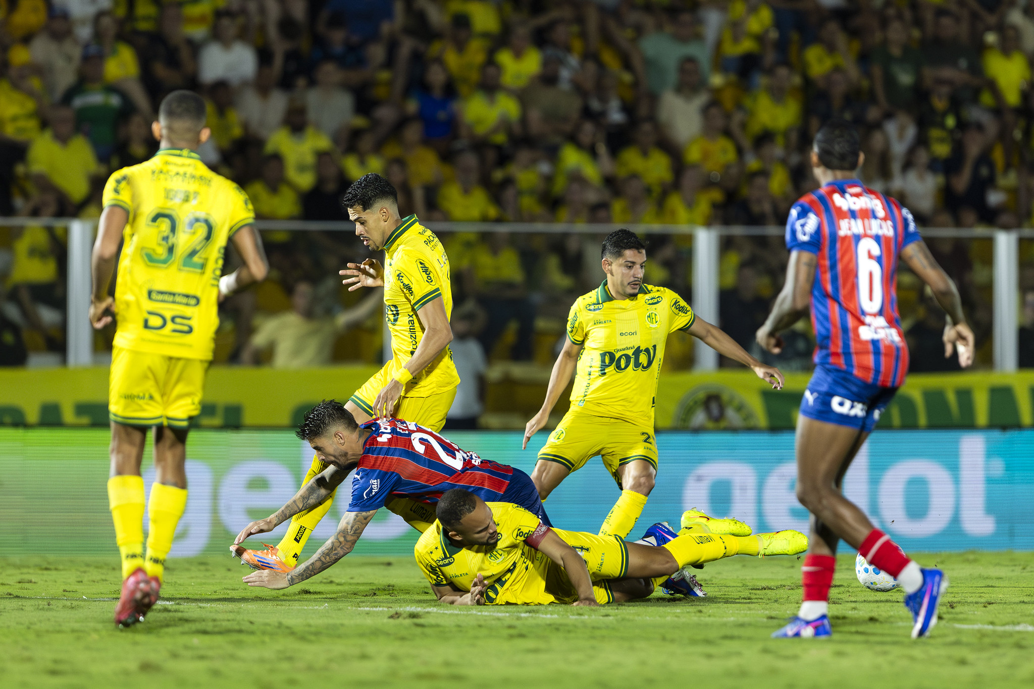 Cai muito ou sofre mesmo? Jogador do Bahia lidera ranking de pênaltis no Brasil