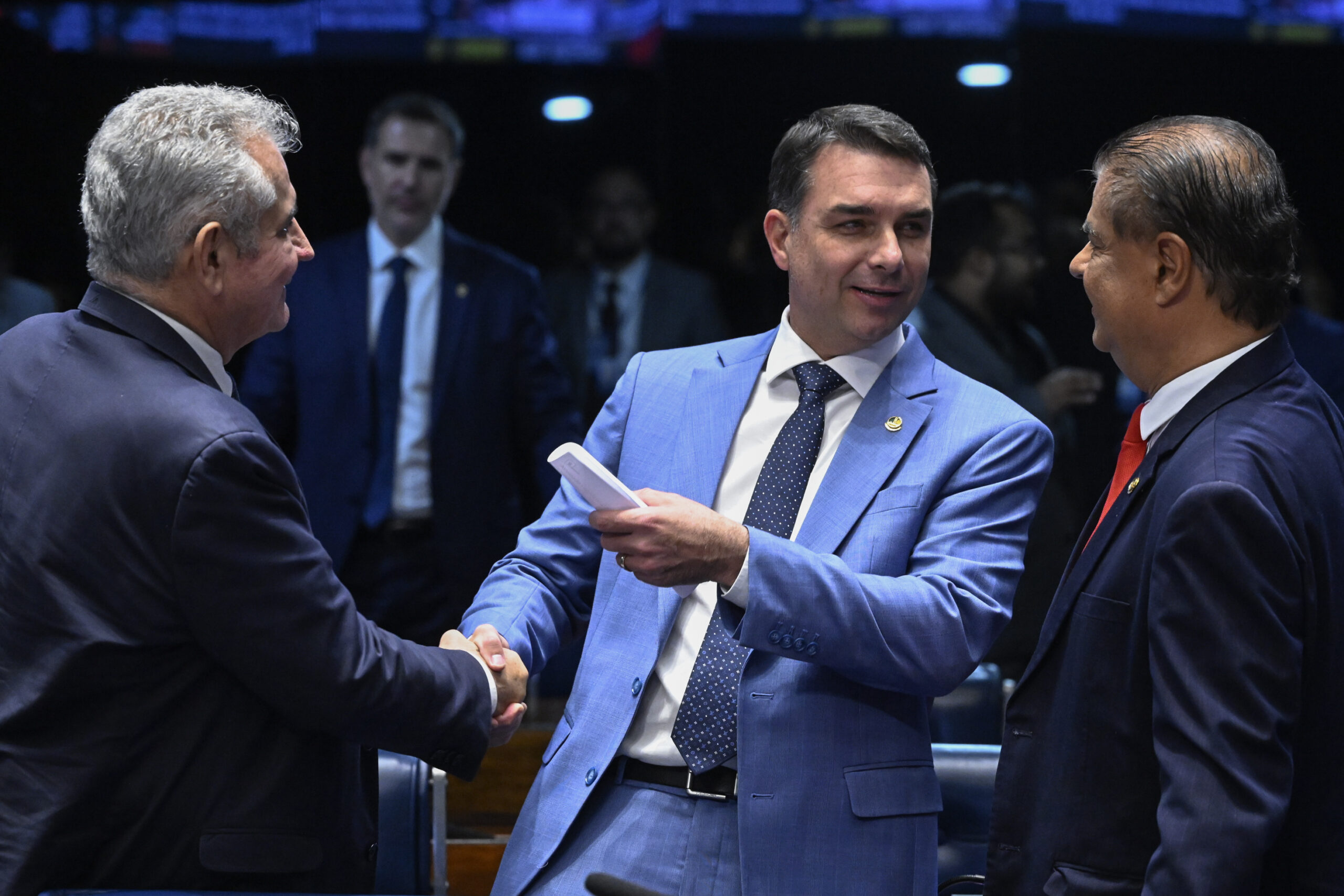 “Vou até o fim”: Coronel promete campanha pra Flávio Bolsonaro