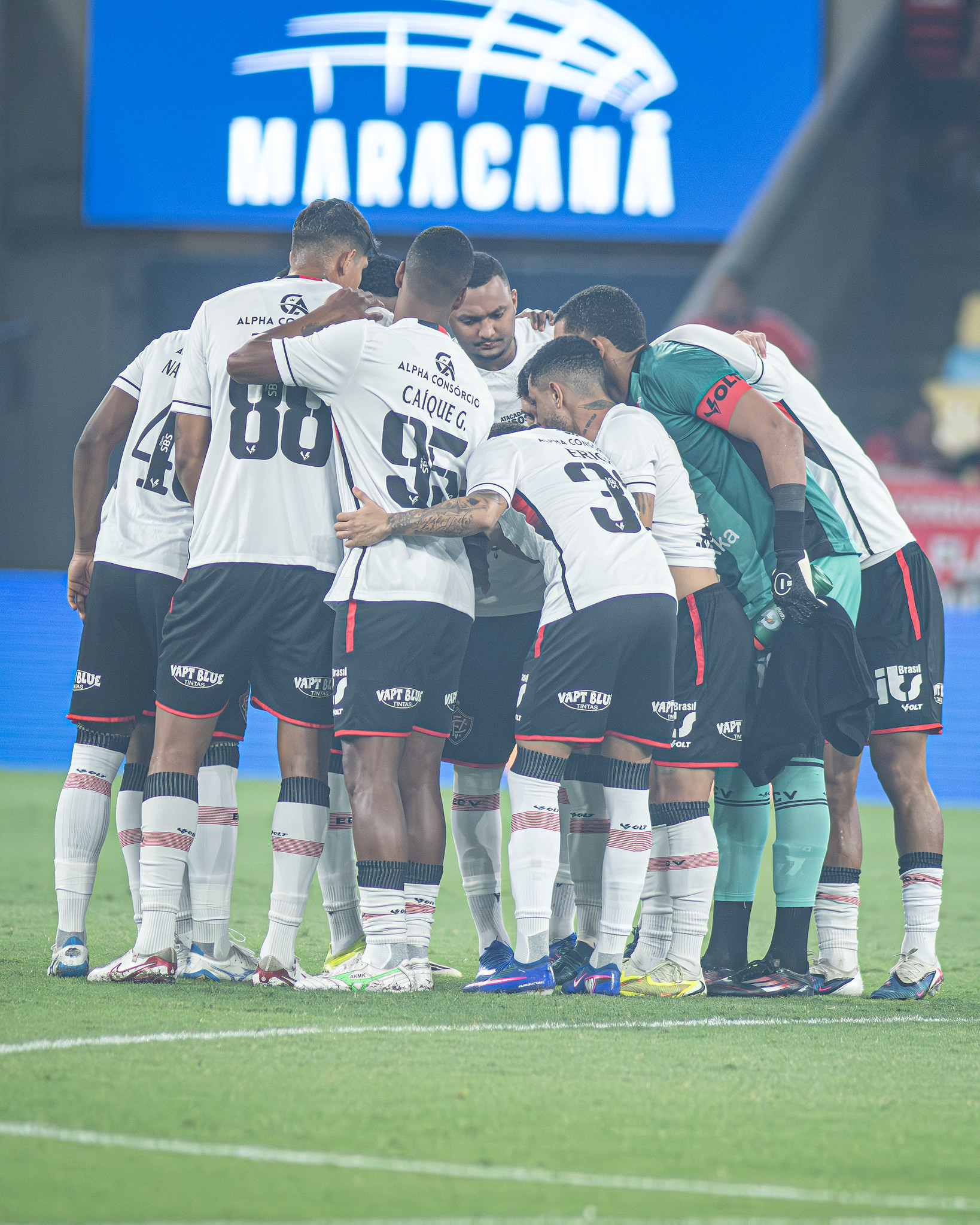 “Até quando?”: jogadores do Vitória explodem contra arbitragem