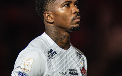 Imagem do post “Não foi pênalti”: Cacá dispara contra arbitragem após derrota do Vitória