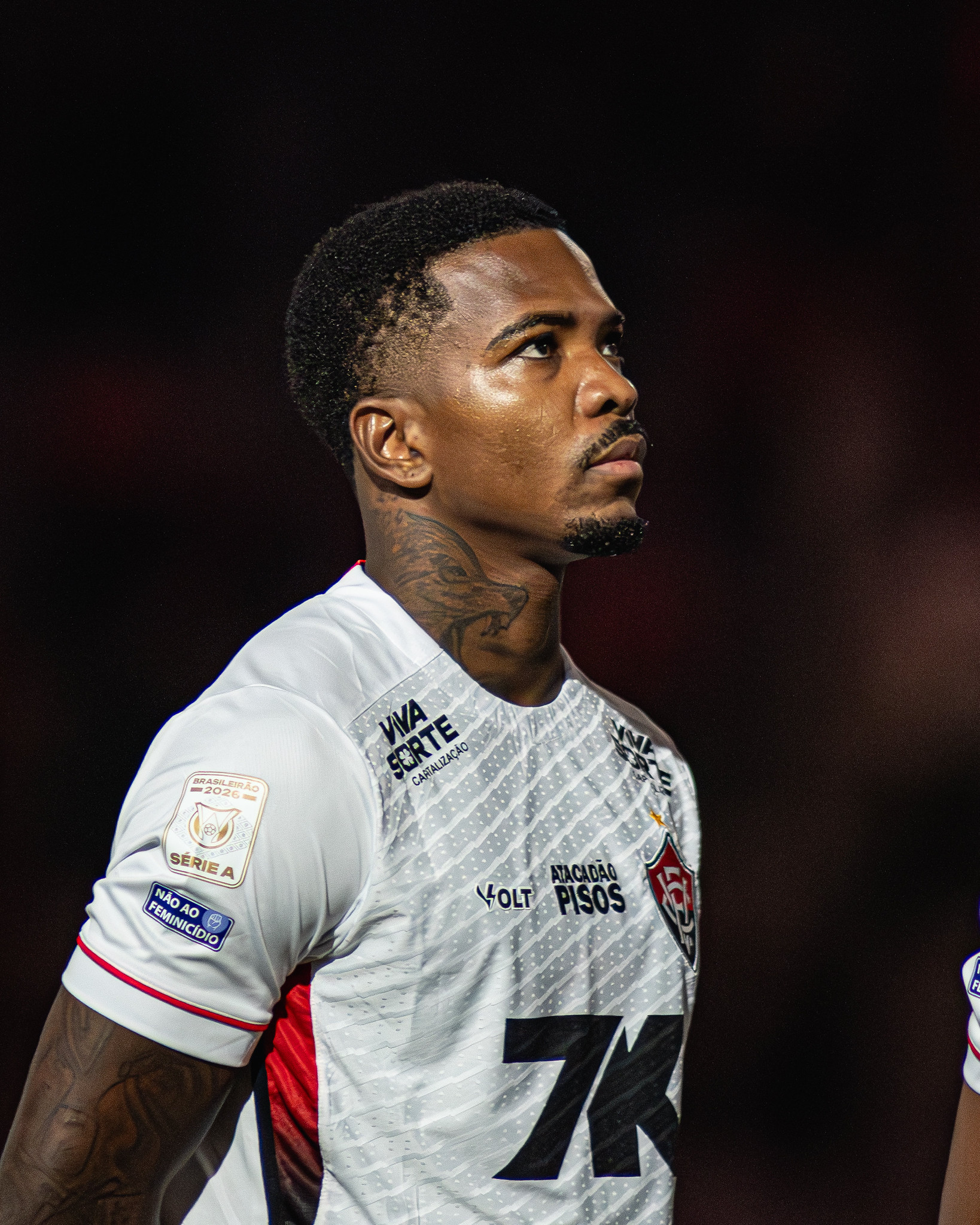 “Não foi pênalti”: Cacá dispara contra arbitragem após derrota do Vitória