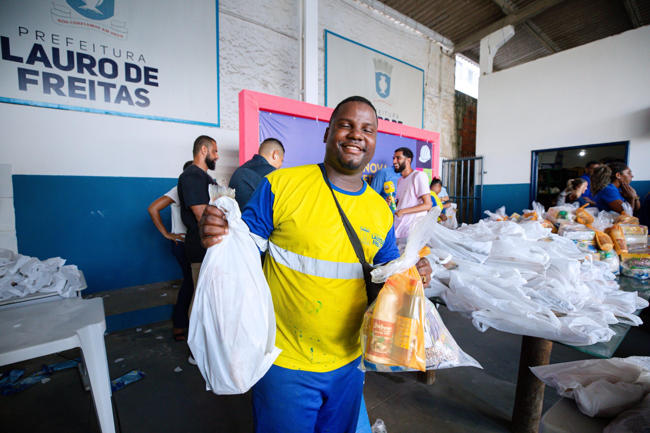 Prefeitura de Lauro de Freitas realiza entrega da Cesta Santa para agentes de limpeza nesta quarta-feira (1º)