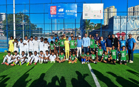 Imagem do post Prefeitura entrega novo campo com grama sintética nos Barris e amplia projeto social
