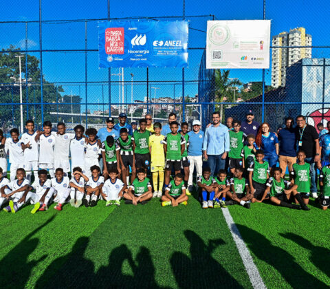 Imagem do post Prefeitura entrega novo campo com grama sintética nos Barris e amplia projeto social
