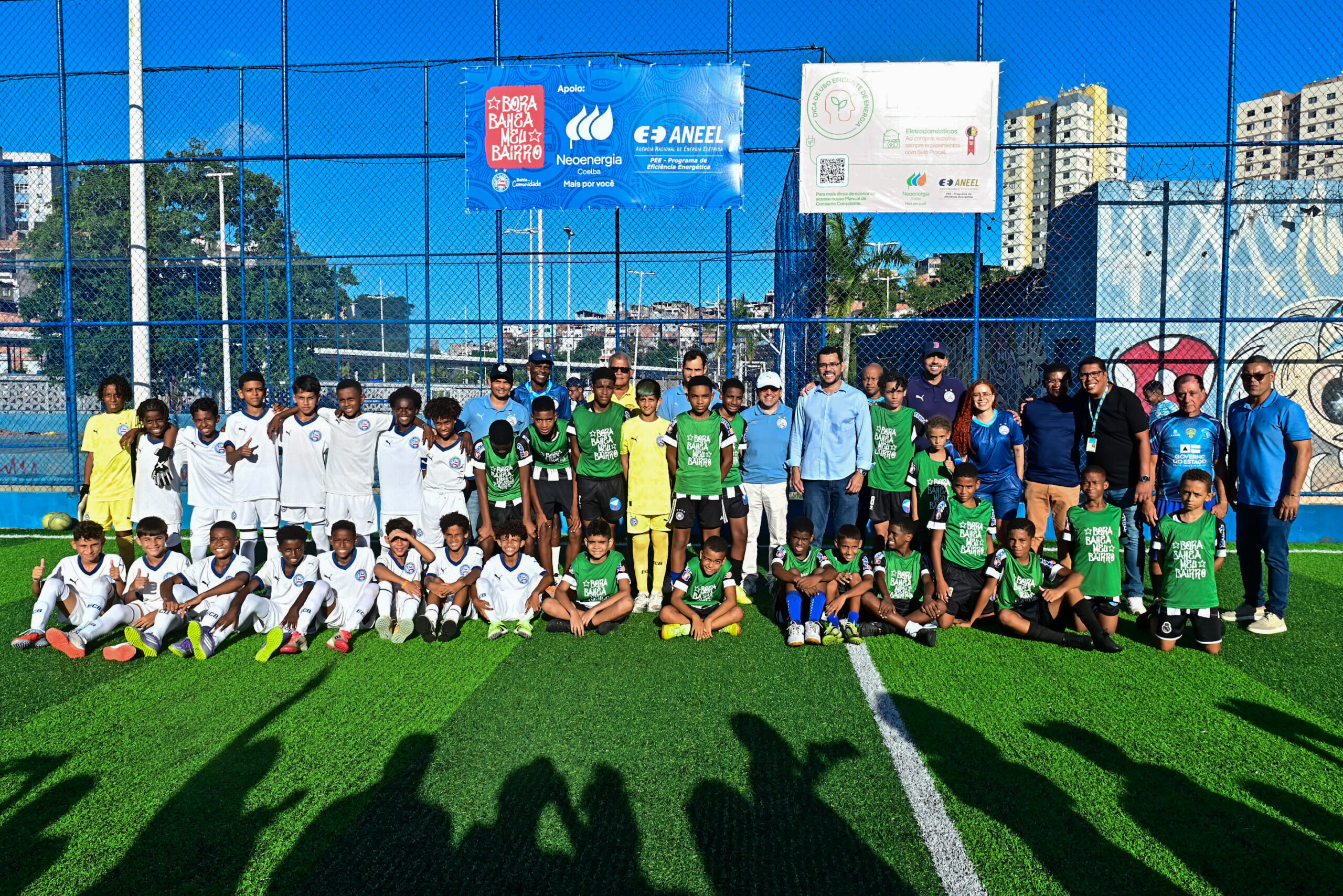 Prefeitura entrega novo campo com grama sintética nos Barris e amplia projeto social