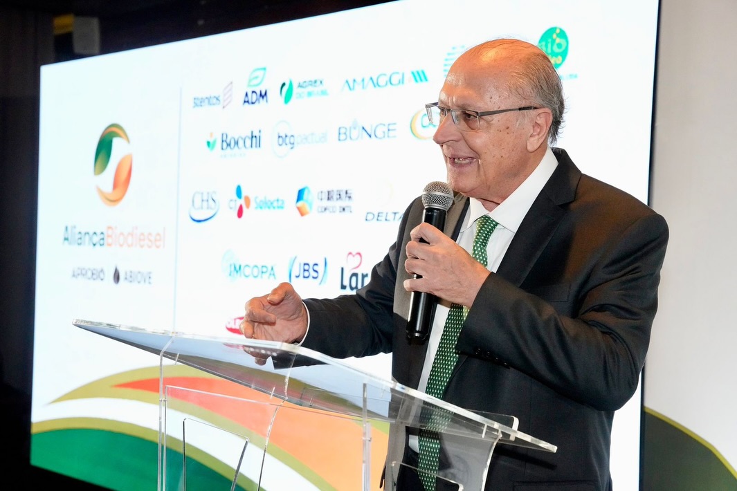 Alckmin entra na trend, solta “gag de la gag” e viraliza nas redes