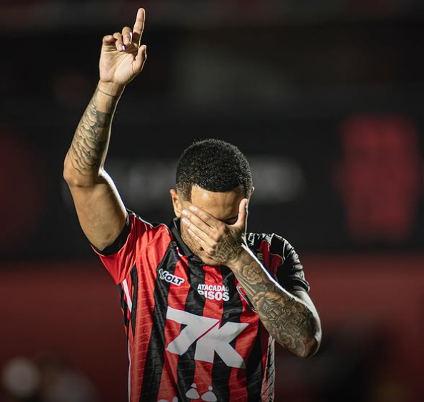 Vitória goleia Juazeirense e assume liderança da Copa do Nordeste