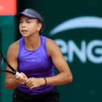 Jovem brasileira de 13 anos faz história e garante vaga inédita em Roland Garros