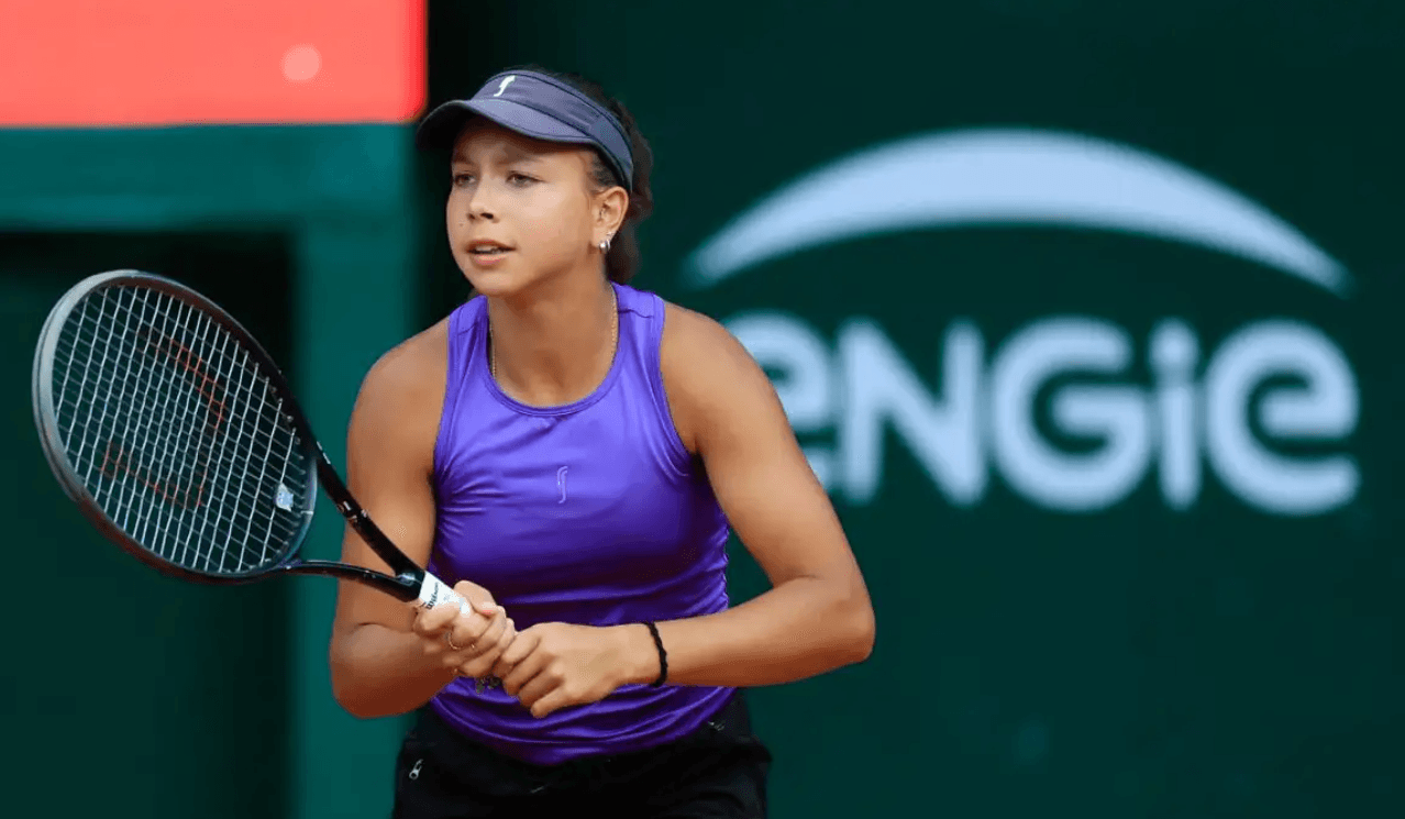 Jovem brasileira de 13 anos faz história e garante vaga inédita em Roland Garros