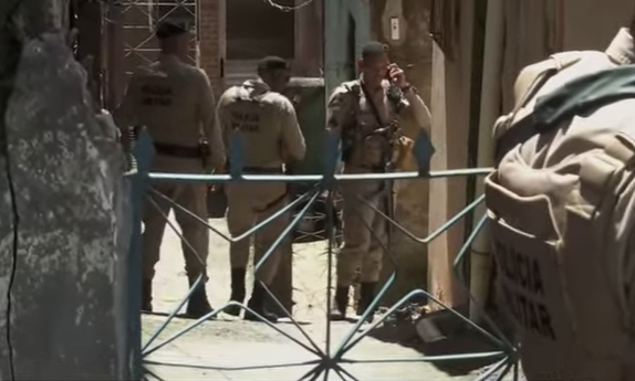 Urgente: Bandido faz mulher e criança refém em Pirajá