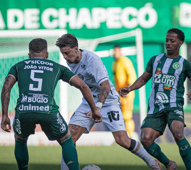 Com um a menos, Vitória empata com Chapecoense fora de casa