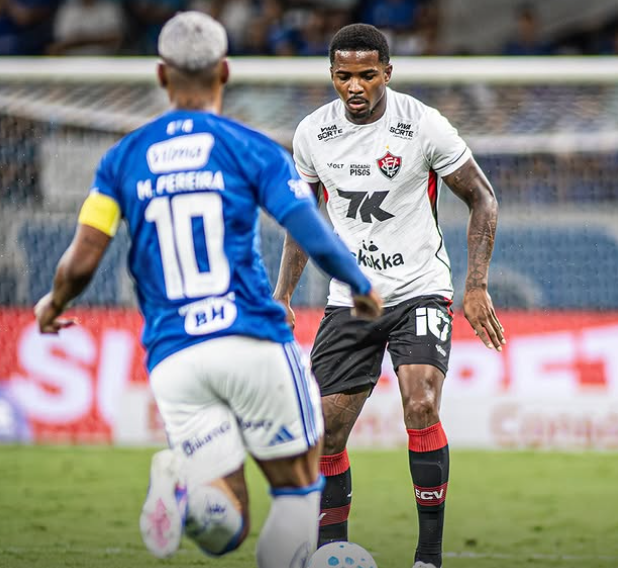 Vitória sofre apagão, leva 3 gols e amplia tabu contra o Cruzeiro