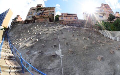 Imagem do post Prefeitura entrega contenção de encosta no Garcia e amplia proteção em área de risco