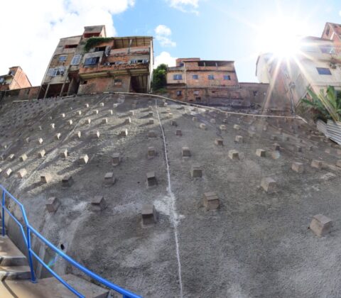 Imagem do post Prefeitura entrega contenção de encosta no Garcia e amplia proteção em área de risco