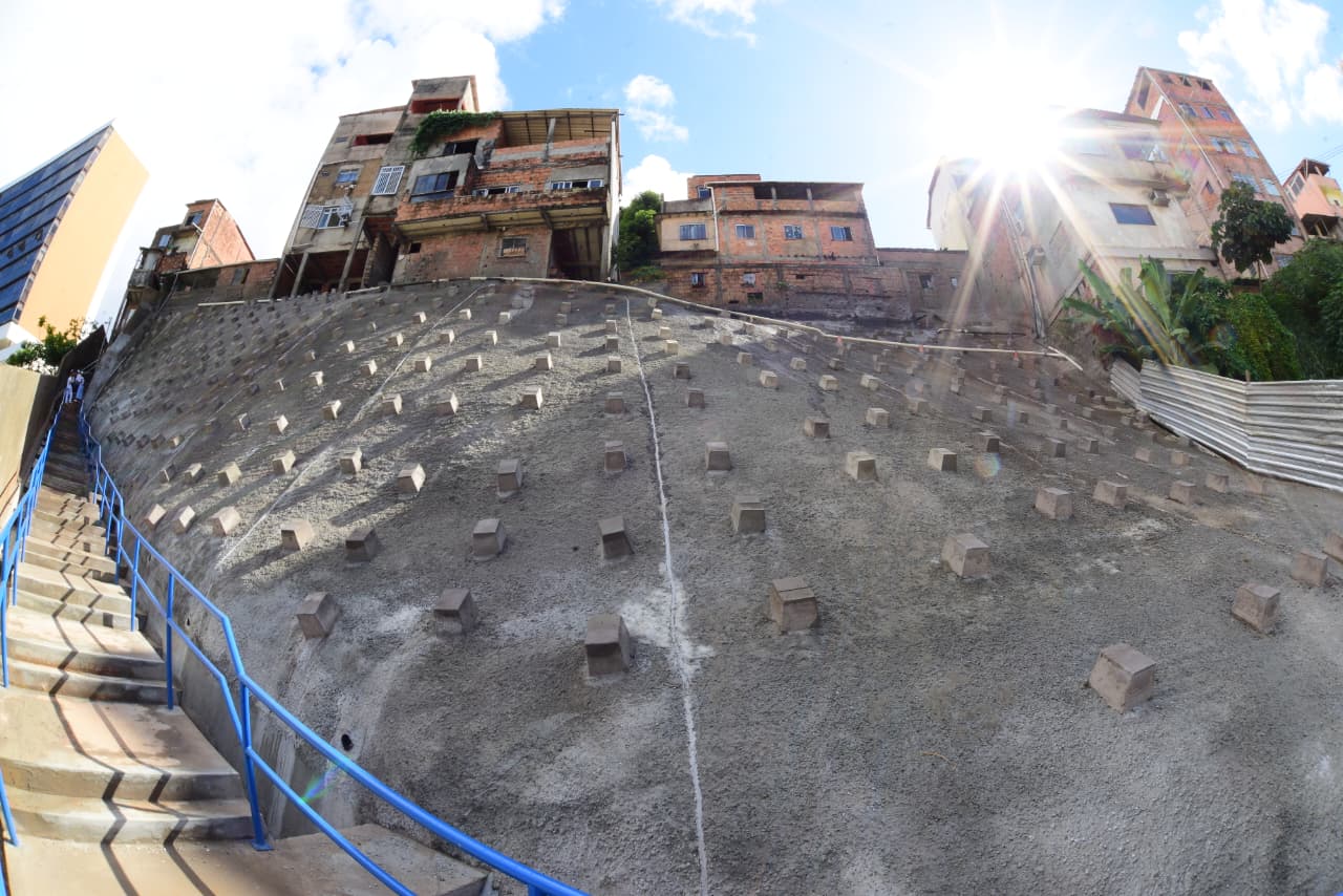 Prefeitura entrega contenção de encosta no Garcia e amplia proteção em área de risco