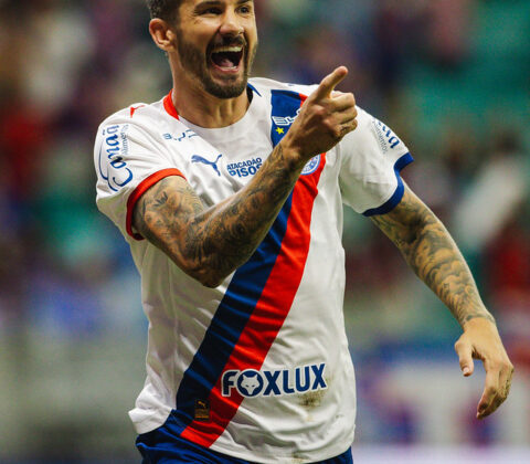 Imagem do post Bahia domina, Everaldo brilha e Tricolor atropela o Athletico na Fonte Nova