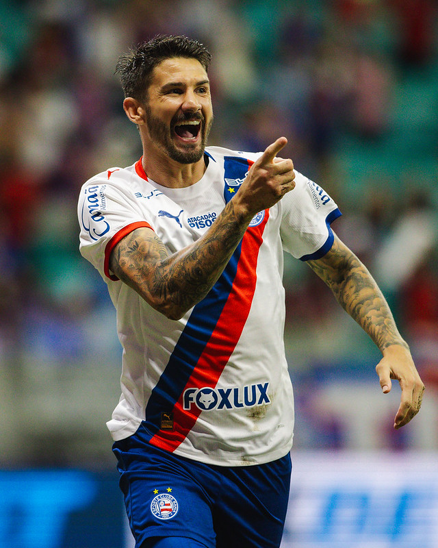 Bahia domina, Everaldo brilha e Tricolor atropela o Athletico na Fonte Nova