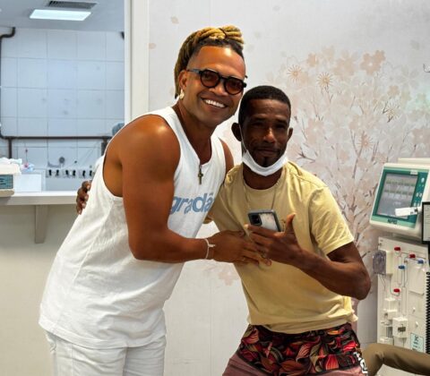 Imagem do post Buja Ferreira emociona pacientes durante sessão de hemodiálise em Salvador