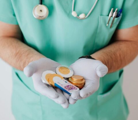 Imagem do post Lucro recorde e reajustes altos acendem alerta para abusos em planos de saúde; especialista explica