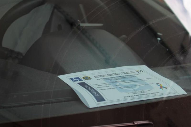 Transalvador realiza emissão de credenciais de estacionamento para pessoas com TEA; saiba como