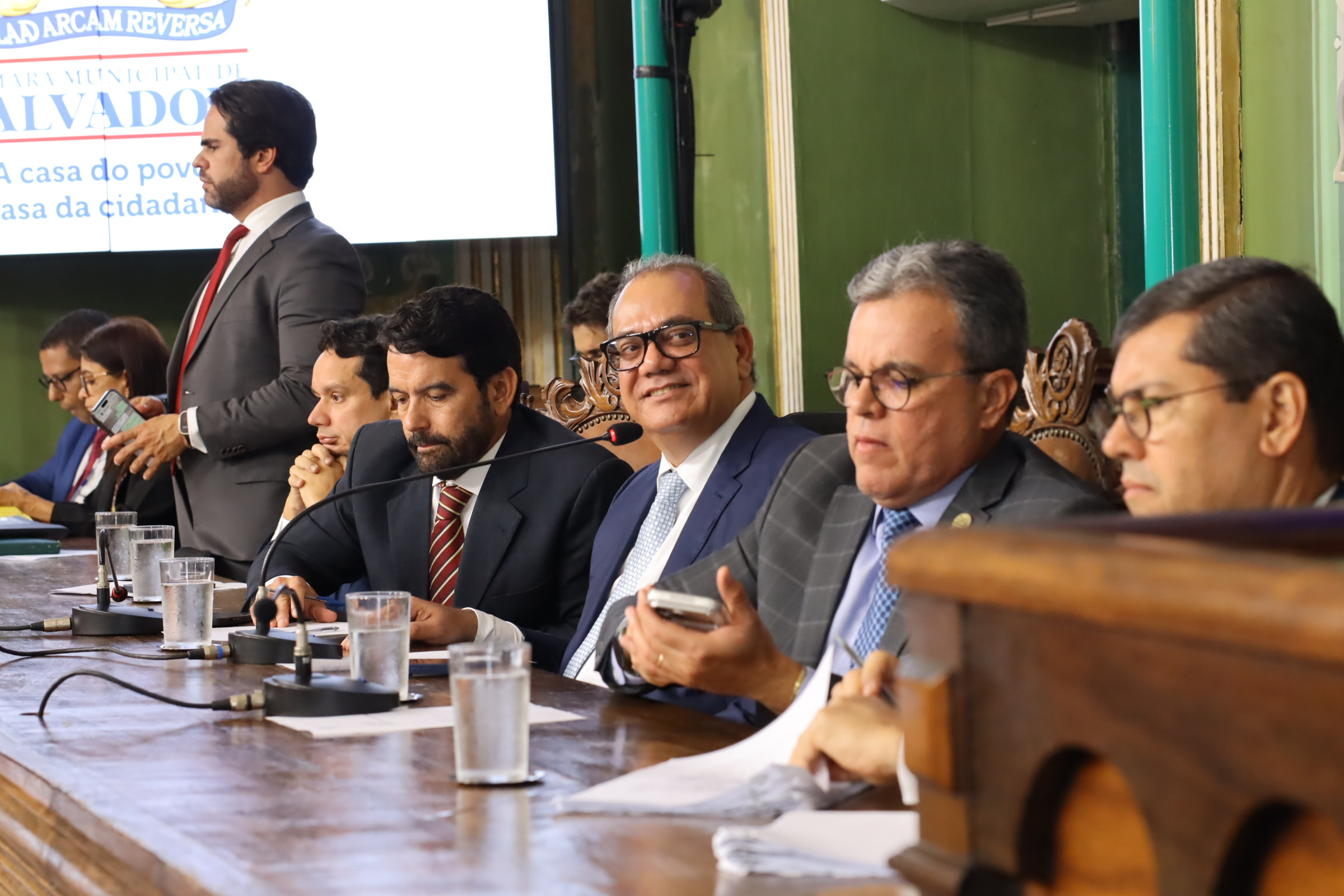 Carlos Muniz reage a críticas sobre ausências na Câmara de Salvador: “Resolvendo problemas”