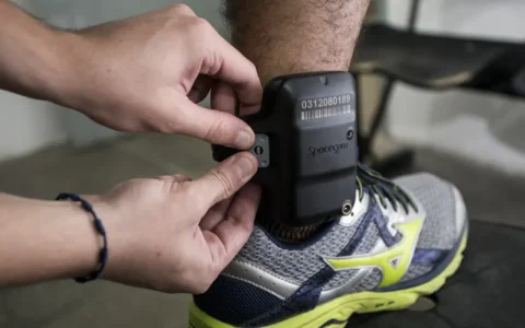 Imagem do post Nova lei permite vigilância 24h e uso de tornozeleira eletrônica contra agressores de mulheres