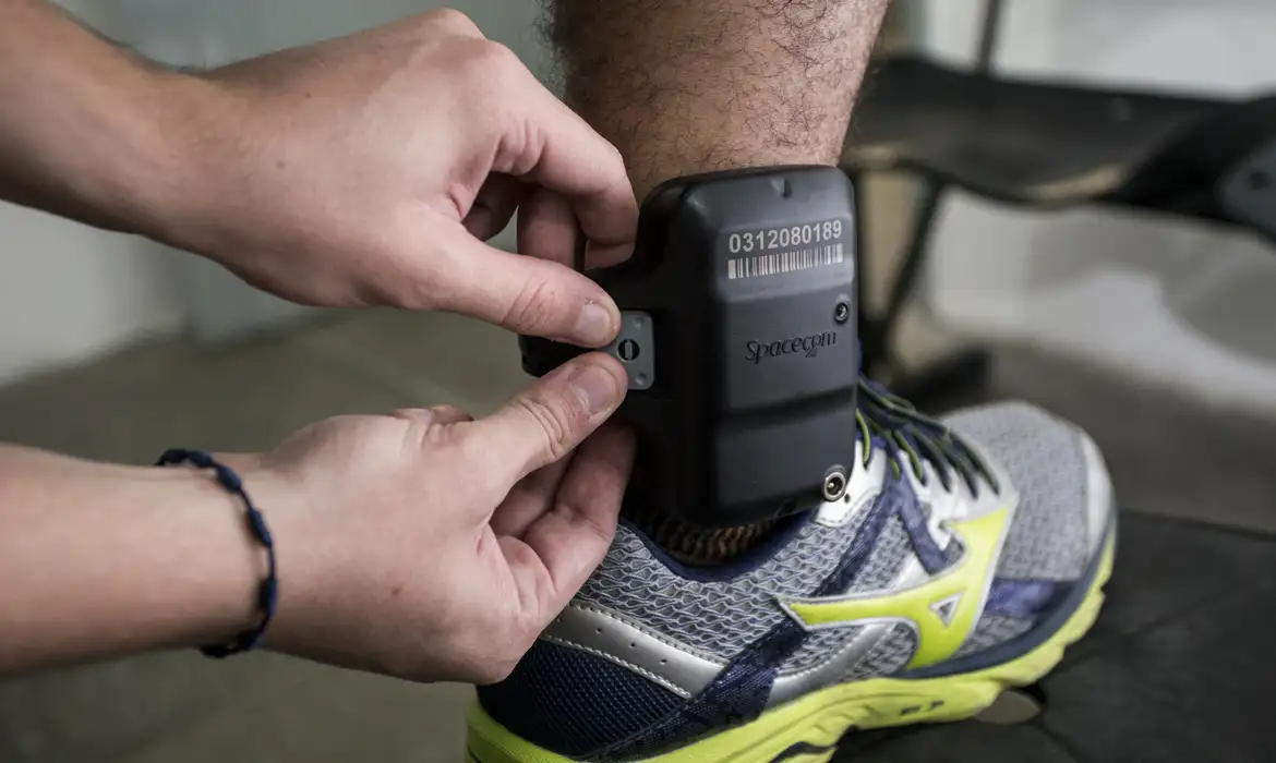 Nova lei permite vigilância 24h e uso de tornozeleira eletrônica contra agressores de mulheres