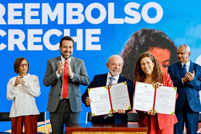 Mais tempo e dinheiro: Lula assina redução de jornada e auxílio-creche para terceirizados