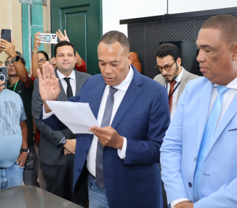 Imagem do post Vereadores tomam posse na Câmara de Salvador após saída de titulares