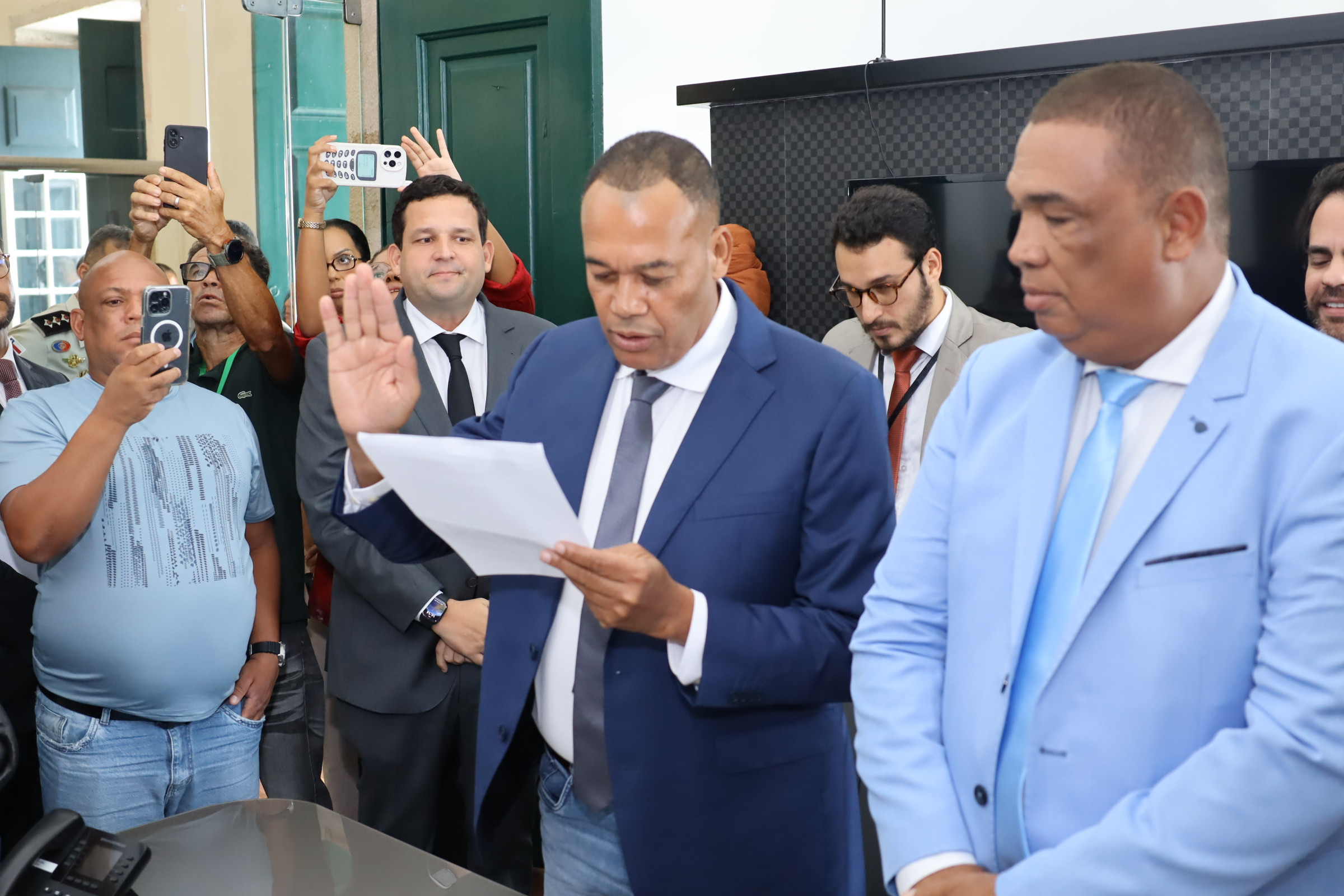 Vereadores tomam posse na Câmara de Salvador após saída de titulares