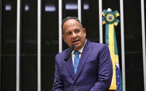 Imagem do post Deputado Jorge Araújo critica leilão da BR-116: “Quatro pedágios em 130 quilômetros”