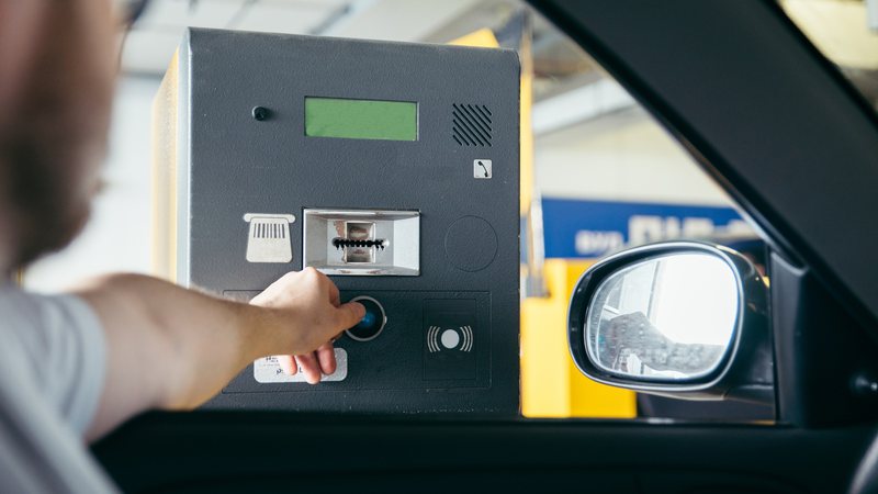 Fim das cancelas? Proposta quer barrar cobranças em aeroporto e rodoviária