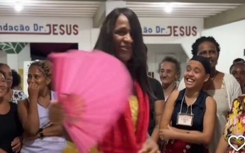 Imagem do post De peruca e vestido, Sargento Isidório ataca mulheres trans em defesa de pastor preso