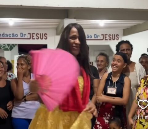 Imagem do post De peruca e vestido, Sargento Isidório ataca mulheres trans em defesa de pastor preso