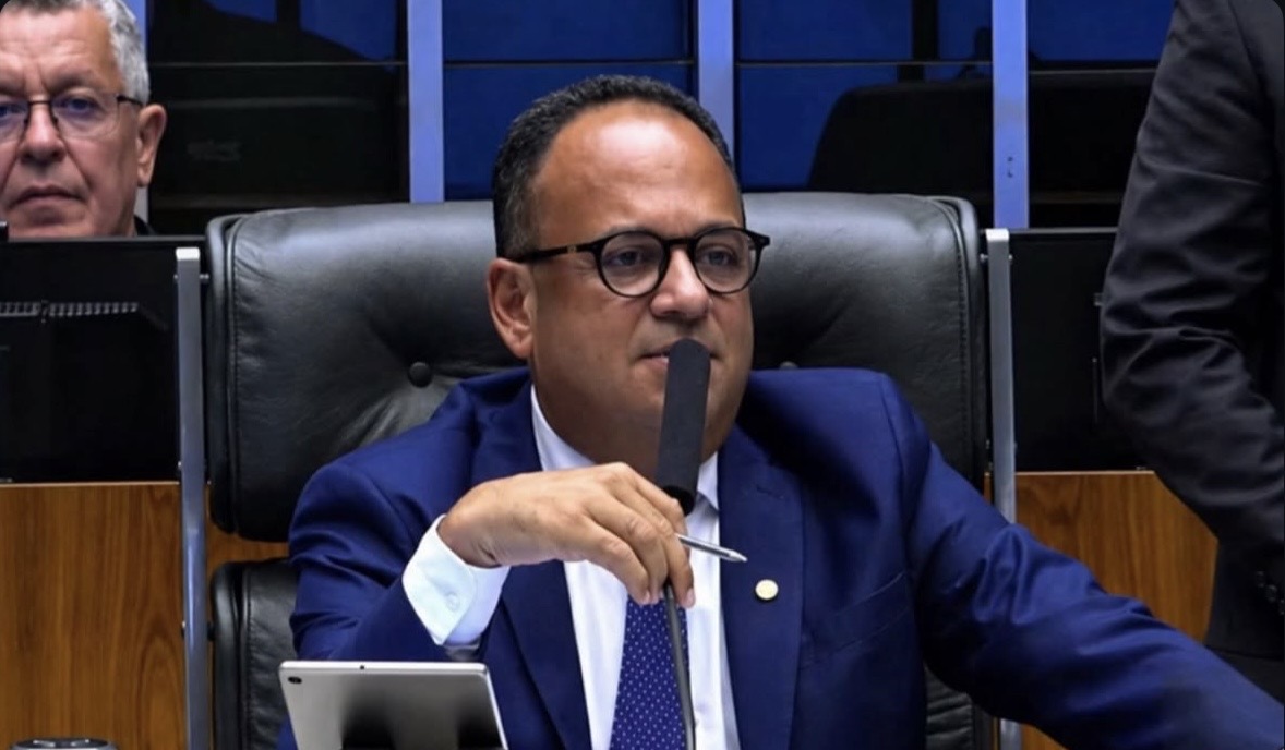Jorge Araújo preside sessão na Câmara dos Deputados