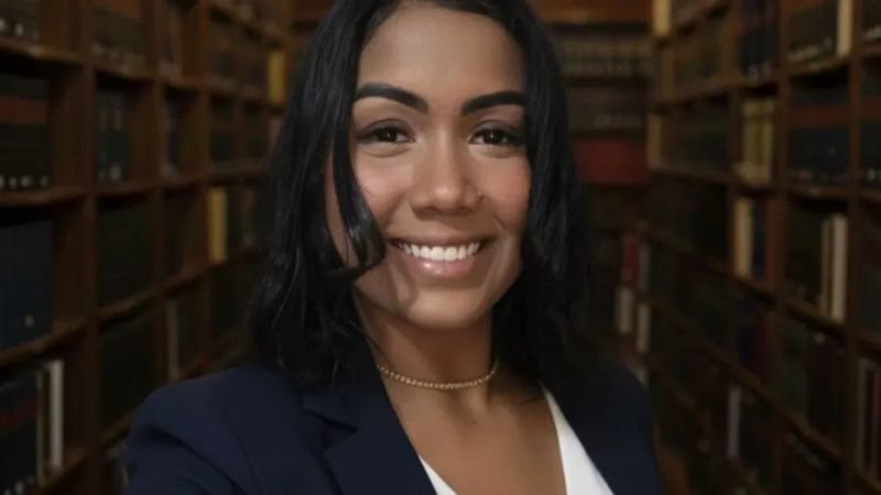 Estudante é assassinada após anunciar fim de relacionamento; ex é suspeito e está foragido