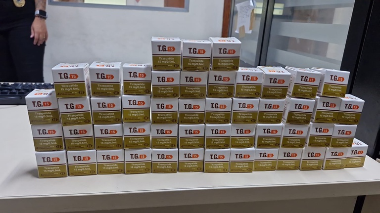 PRF apreende medicamentos irregulares e droga em Feira de Santana